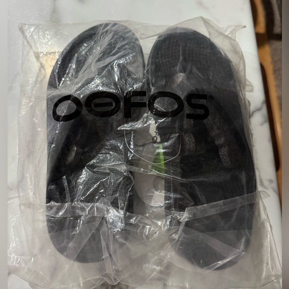 OOFOS Black Recovery Footwear - Picture 4 of 6